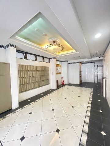 物件外観写真3　(ゆとりのあるエントランスです)