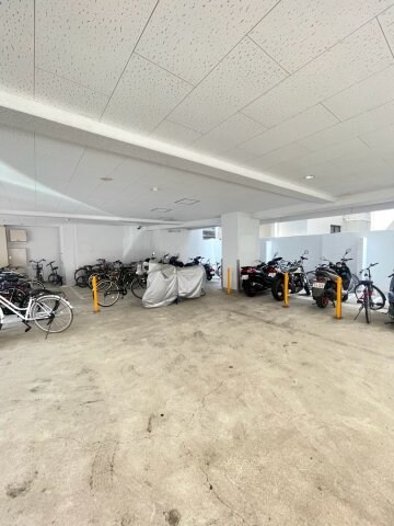 物件外観写真4　(ゆったりとした玄関です)