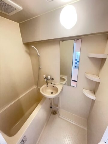 物件内観写真13　(こちらの居間で趣味の時間をお楽しみください)