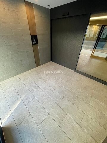 物件外観写真2　(清潔なエントランスです)