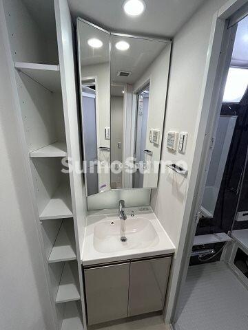 物件内観写真12　(広い洗面スペース)