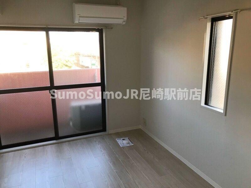 物件内観写真3　(ゆったり過ごせる居間です)