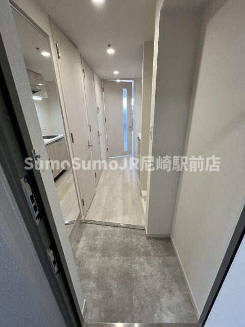 物件内観写真3　(明るい玄関です)