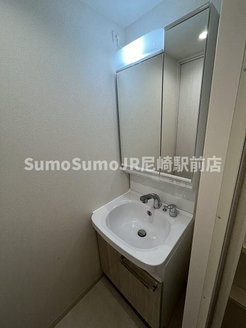 物件内観写真10　(独立洗面化粧台が付いています)