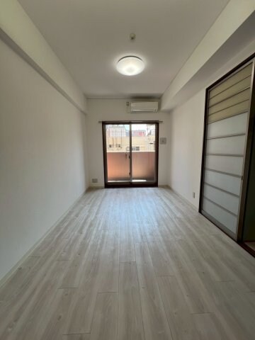 物件内観写真7　(広くて明るい寝室)