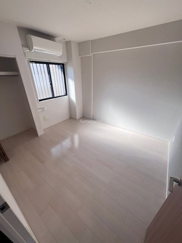 寝室(落ち着いた色調の寝室です)