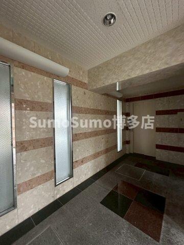 物件外観写真4　(ゆとりのあるエントランスです)