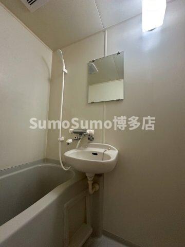 物件内観写真13　(明るい洗面所です)