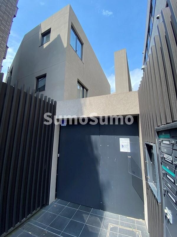 物件外観写真1　(落ち着いた雰囲気の外観です)