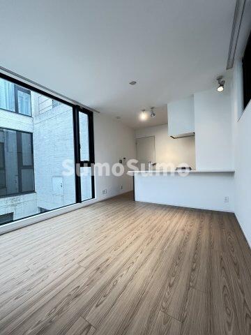 物件内観写真13　(ゆったりとした居間です)