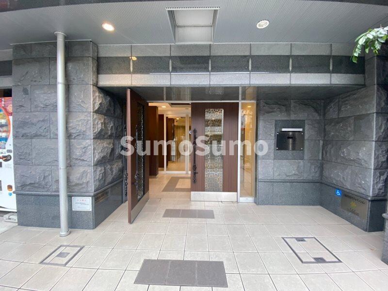 物件外観写真2　(落ち着いたエントランスです)