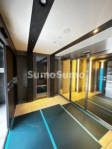 物件外観写真2　(落ち着いたエントランスです)