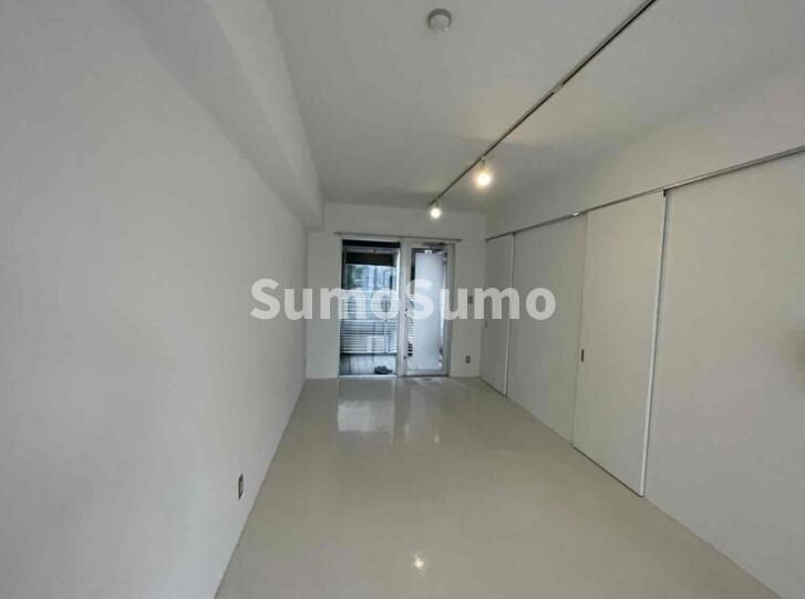 物件内観写真2　(こちらのリビングで趣味の時間をお楽しみください)