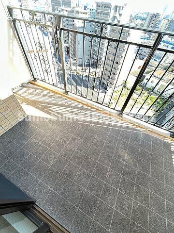 物件内観写真9　(広々としたバルコニーです)