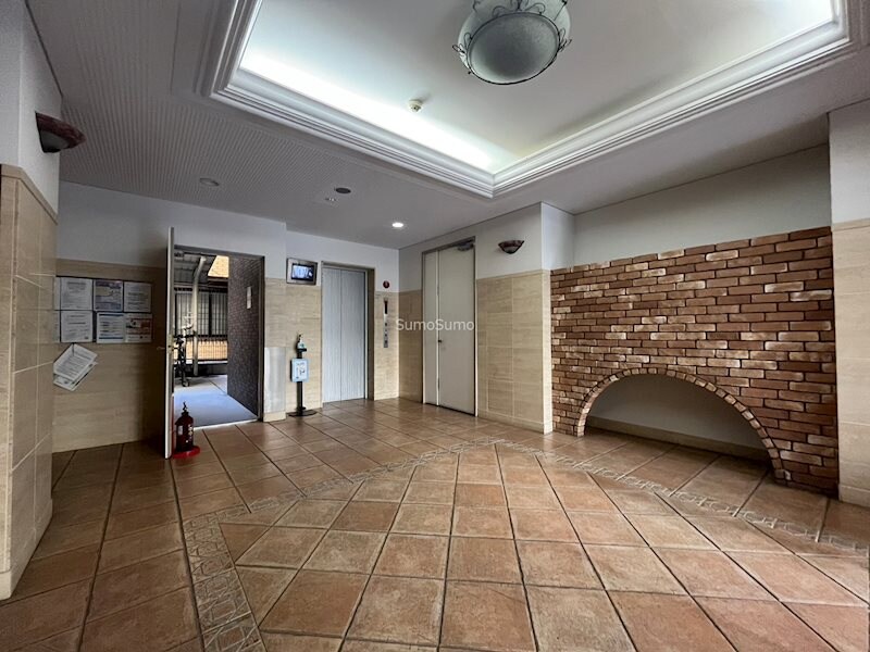 物件外観写真3　(落ち着いたロビーです)