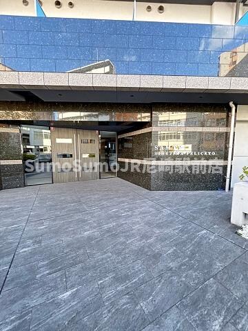 物件外観写真4　(落ち着いたエントランスです)