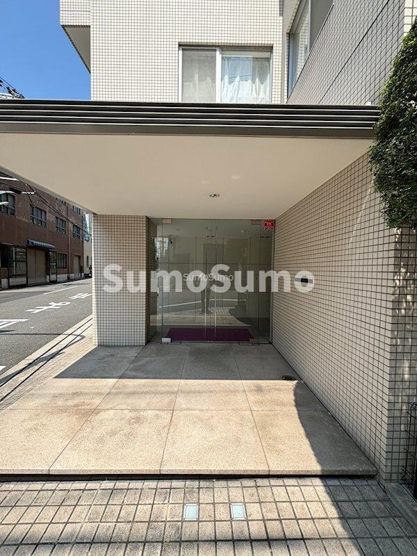 物件外観写真2　(清潔なエントランスです)