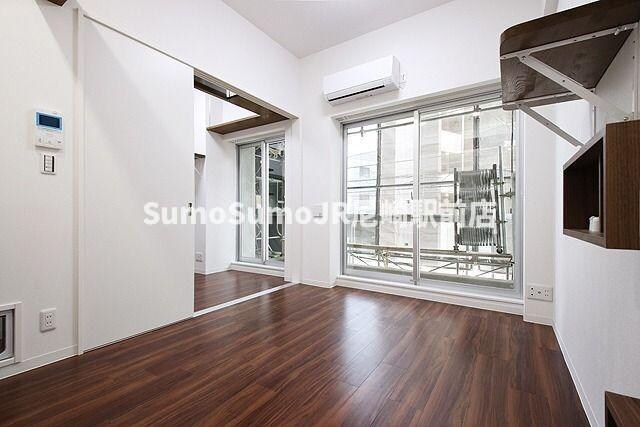 物件内観写真5　(こちらの居間で趣味の時間をお楽しみください)