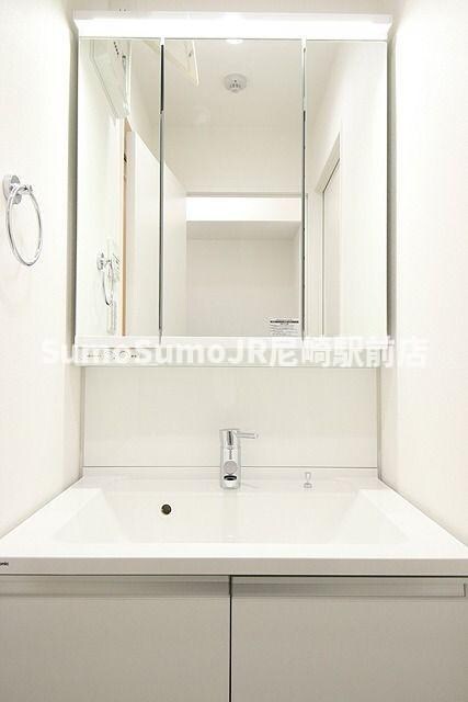 物件内観写真8　(独立洗面台で身支度をすべて済ませてしまいましょう)