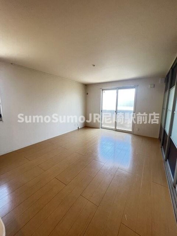 居室(こちらの居間で趣味の時間をお楽しみください)