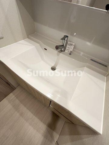 物件内観写真13　(朝の身支度には欠かせない独立洗面化粧台)