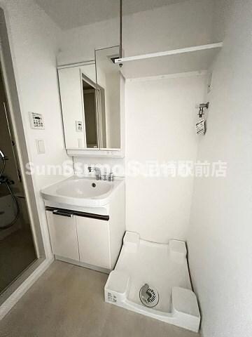 物件内観写真14　(ゆったりとスペースのある洗面所)