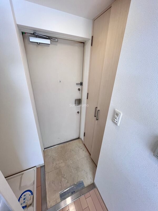 物件内観写真4　(明るい玄関です)