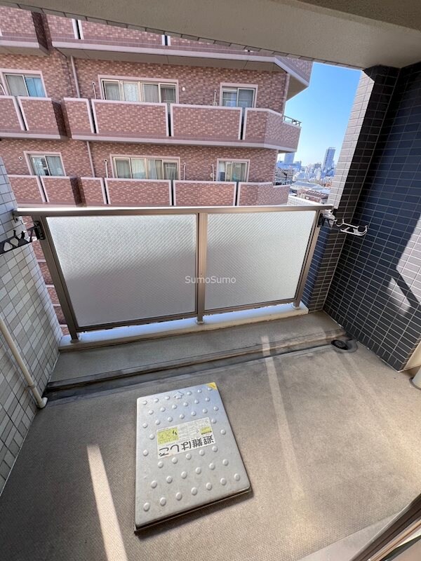 物件内観写真9　(外からの目が気にならないバルコニーで洗濯物が干せます)