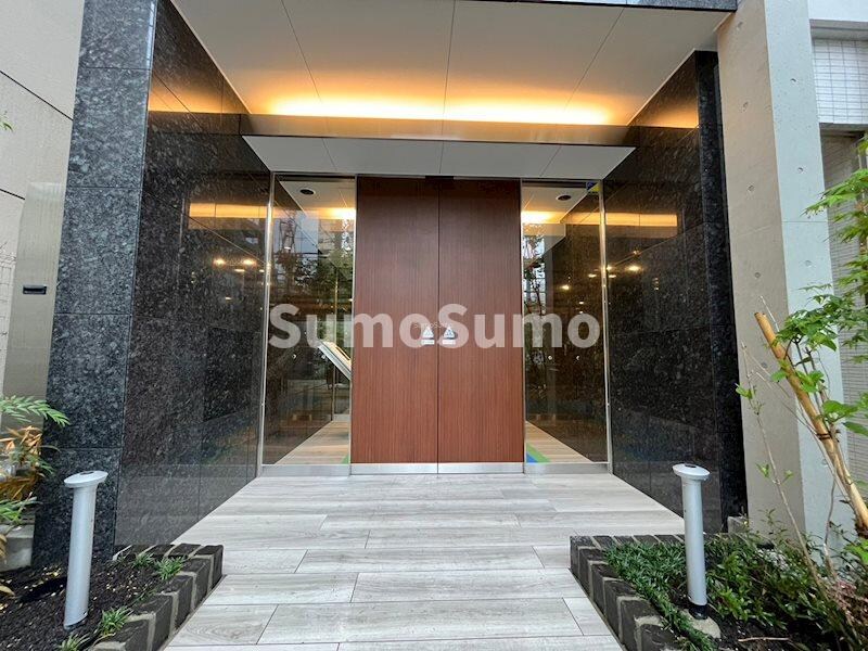 物件外観写真2　(ゆとりのあるエントランスです)