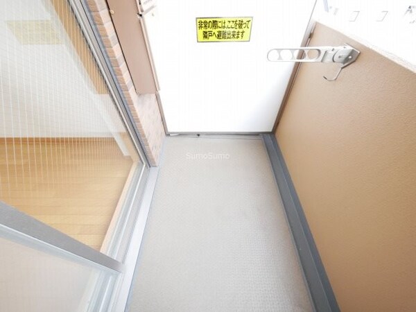 バルコニー(開放的で明るい空間を演出してくれるバルコニーです)