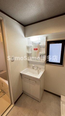 物件内観写真8　(独立洗面台で身支度をすべて済ませてしまいましょう)