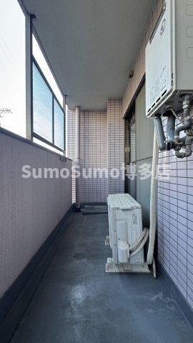 物件内観写真9　(暖かな日差しのふりそそぐバルコニー)