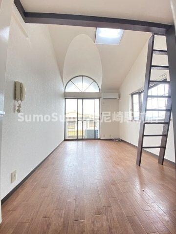 物件内観写真4　(ゆったりとしたリビングです)