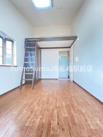 物件内観写真6　(落ち着いた色調の寝室です)