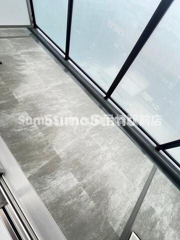 物件内観写真7　(開放的で明るい空間を演出してくれるバルコニーです)