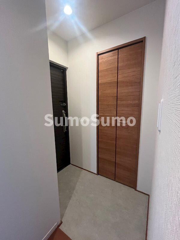 物件内観写真5　(明るい玄関です)