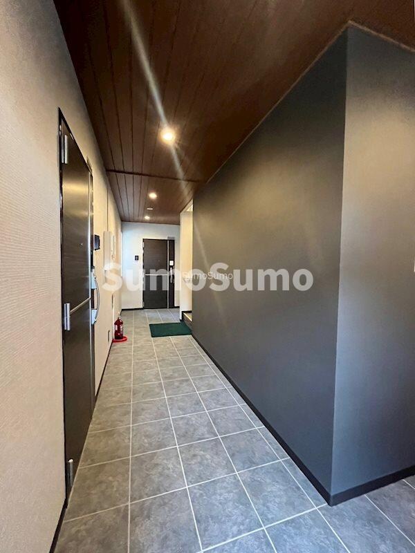 物件外観写真3　(落ち着いたロビーです)