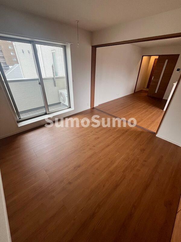 物件内観写真8　(落ち着いた色調の寝室です)