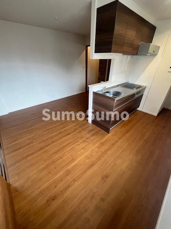 物件内観写真18　(こちらの居間で趣味の時間をお楽しみください)