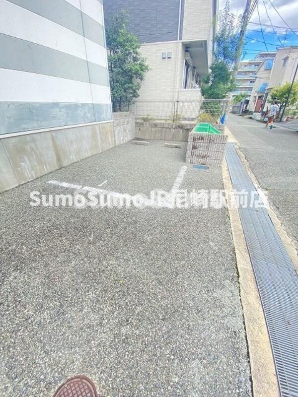 駐車場(駐車場があるので、車を買う予定の方も安心です)