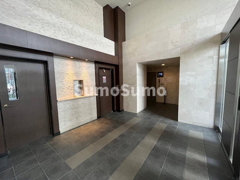 物件外観写真3　(清潔なロビーです)