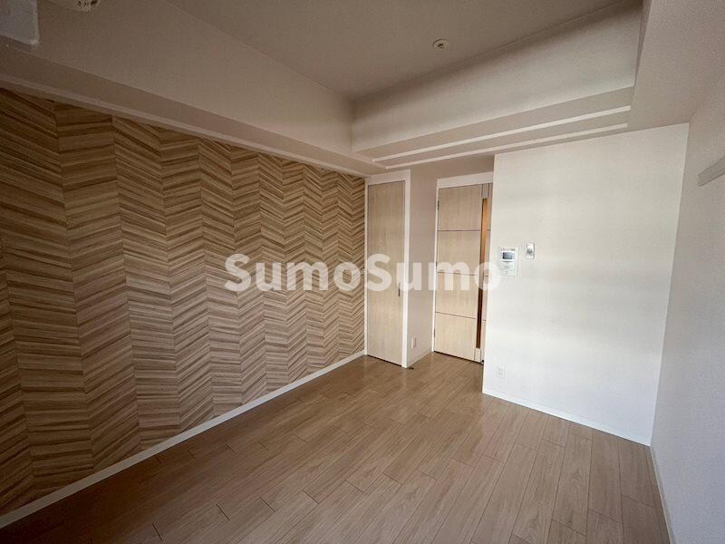 物件内観写真8　(落ち着いた色調の寝室です)