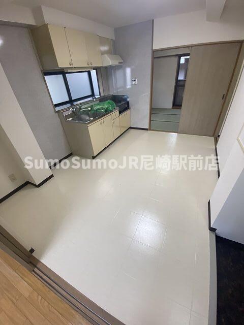 物件内観写真5　(こちらのリビングで趣味の時間をお楽しみください)