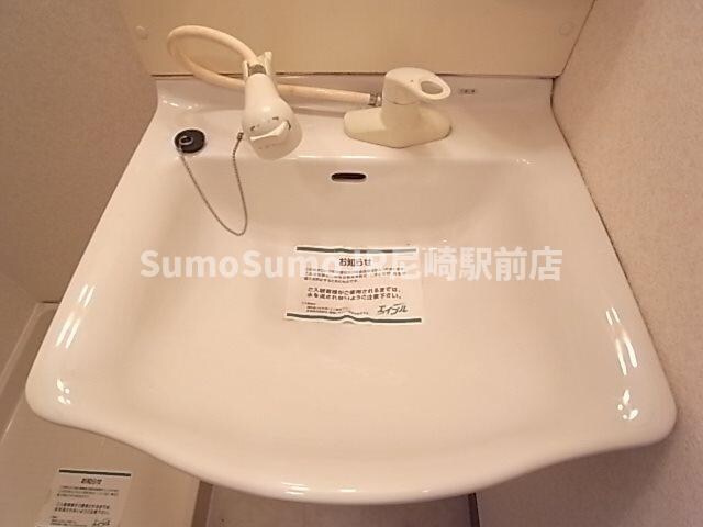 物件内観写真25　(独立洗面台、小物を置くことができて便利です)