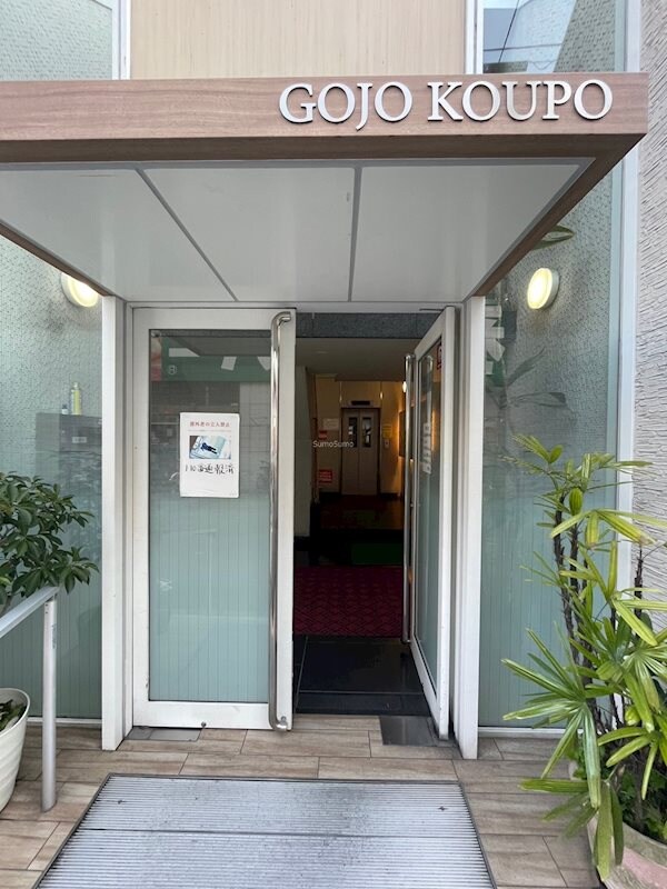 物件外観写真2　(ゆとりのあるエントランスです)