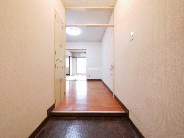 物件内観写真5　(収納もある玄関です)