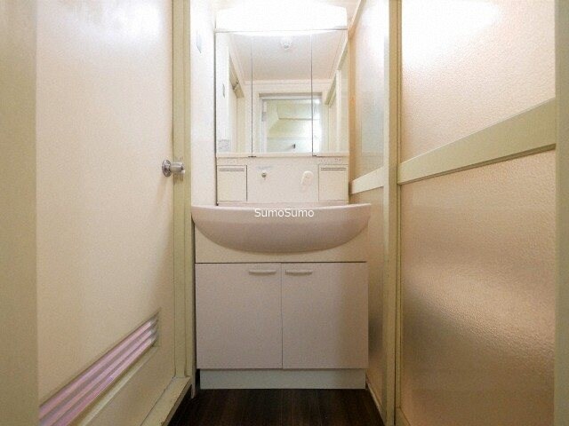 物件内観写真11　(広い洗面スペース)