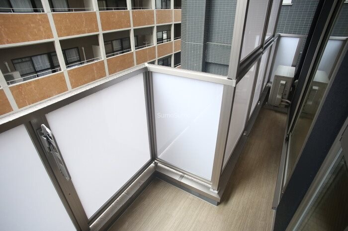 物件内観写真8　(開放的で明るい空間を演出してくれるバルコニーです)