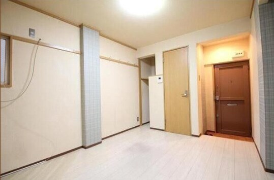 物件内観写真6　(広くて明るい寝室)