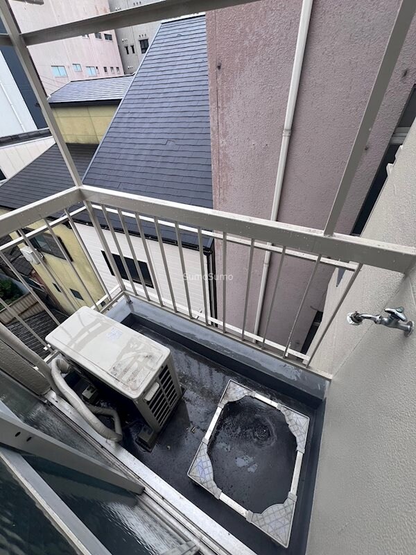 物件内観写真8　(開放的で明るい空間を演出してくれるバルコニーです)